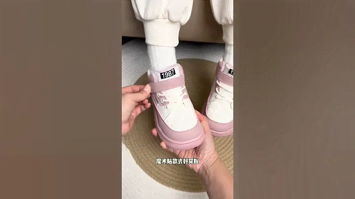 There are velvet warm shoes for boys and girls in all colors. Children's shoes are warm and beau